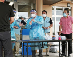 基地従業員PCR検査、想定超える行列　米軍契約業者も含め拡大　県、情報の収集に苦慮