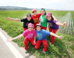 女子プロ「仙女」が農作業　コロナで興行中止も“田畑がリング”