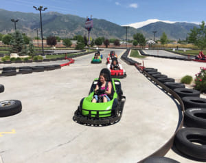 黒人少年を平手打ち、白人女性が児童虐待で起訴される