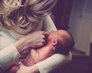 誘拐犯から救った赤ちゃんに女性警官が母乳飲ませ救う 南米