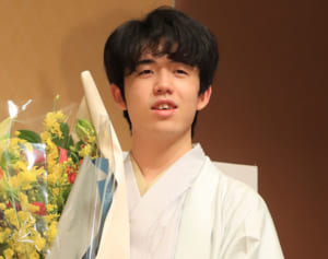 藤井聡太ニ冠「制服はスーツから着物へ」着こなしチェック