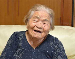 100歳「笑いは体の栄養素」　家事も掃除も全部が日課、當山さん「体のため」歩いて頭もフル回転