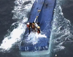 行方不明の漁船を宮古島沖で発見、1人救助　最後の連絡から2日、3人は不明