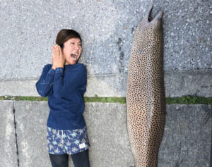 巨大ウツボ捕ったどー　なんと190センチ　伊江村の大城さん、格闘4度目にして