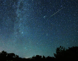 見えた！真夏の夜空に光の矢　天の川と「競演」　沖縄でもペルセウス座流星群