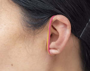 鍼灸師が伝授「耳に輪ゴムを巻くだけで肩こり、腰痛の改善も」