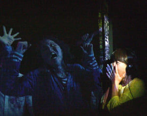 ゴンドラの扉をゾンビが…大阪に登場「地獄のゾンビ観覧車」