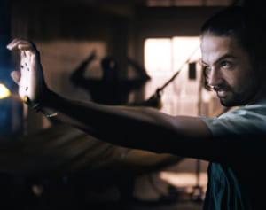 脳に埋められたAIで超人に…ラストに震撼させられるSF映画