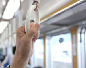 夕方老眼避けるための“スマホの掟”電車での操作はNG