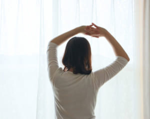 ポイントは血行とリンパの流れ！「目の若返り」エクササイズ