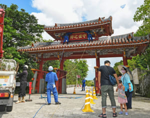 首里城「晴れて」再開　観光客ら、珍しい扁額取り付けにカメラ