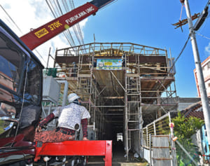 さらば、40年愛されたシンボル　沖縄市「銀天街」アーケード　本格撤去始まる