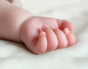 「産後うつは甘え」なのか？橋本琴絵氏のツイートが波紋