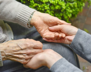 会えない、出られない…コロナの生活の変化で「親が認知症に」