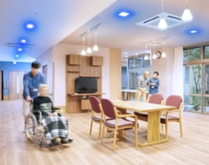 世界が注目する対コロナ紫外線照射装置　記者も浴びてみた