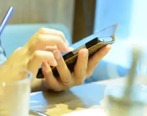 夫はなぜ妻のLINEに返信しないのか、理由を専門家が解説