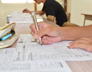 「先生1人で授業しているみたい」　コロナ休校終え「高速」で進む授業、ついて行けず　教員は葛藤