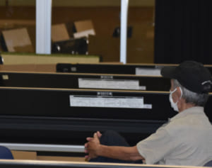 倉庫の屋根が飛び、ガラスが割れ…台風10号が直撃した南大東島　避難所の住民「不安しかない」