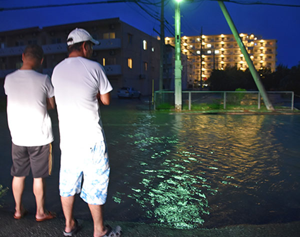 住宅街の道路30センチ冠水　沖縄、台風影響で満潮、高潮で水位上昇か