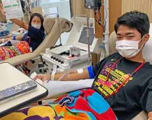 「部活できないなら社会貢献を」コロナで休部中、献血に挑戦　マネジャーの玉城さん発案　那覇西高水泳部