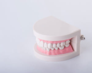 なぜ「噛み合わせの悪さ」が腰痛を招くのか、歯科医が解説