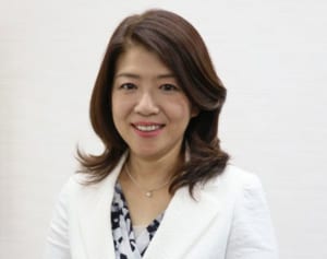 妻立たせ食事…岸田政調会長炎上に妻が反論「風呂掃除は夫」