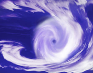 上陸ゼロでも高い水温に懸念　10月までは巨大台風への備えを