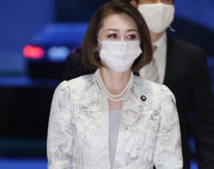 三原じゅん子副大臣　溺愛する年下秘書夫とすし110貫爆食い