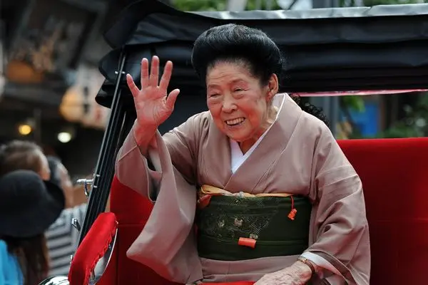 40kgまで落ちても表舞台に」内海桂子さん貫いた生涯現役 | 女性自身