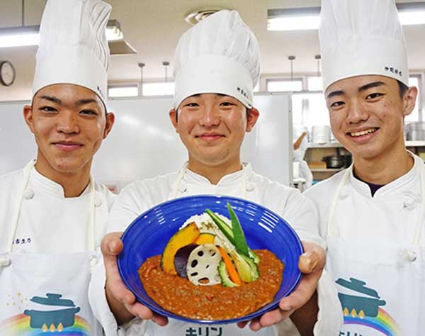 “琉球カレー”で全国に挑戦！　美里工男子3人が「食の甲子園」に出場