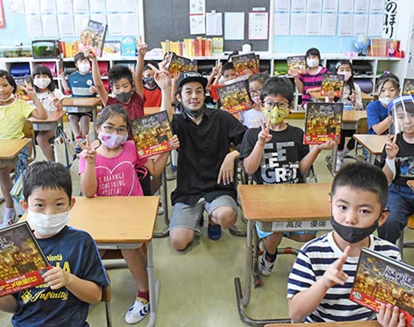 「上を向いて頑張ってほしい」　西野 亮廣さん　沖縄・うるま市の小学校に自作絵本を寄贈