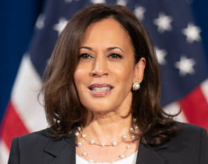 大統領選で話題カマラ・ハリスさん 13歳でデモけん引の過去