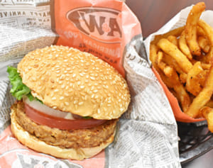 新バーガーで健康志向へ　A＆Wが大豆由来の「肉」から新商品