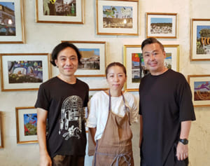 首里城下を絵画で散歩　焼け跡の写真に正殿や動物描く　2人の作家が展示会