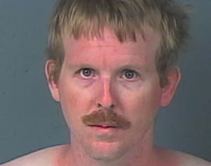 15歳少女のクローゼット内に1カ月以上隠れ…男を逮捕　米