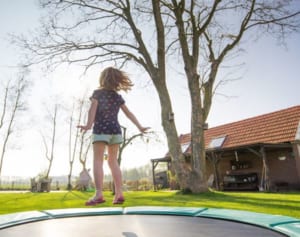 猛暑日にトランポリン強要…8歳女児の死亡で保護者が逮捕