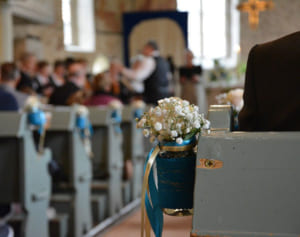 「その人は私の夫です！」結婚式に子を背負った女性が乱入