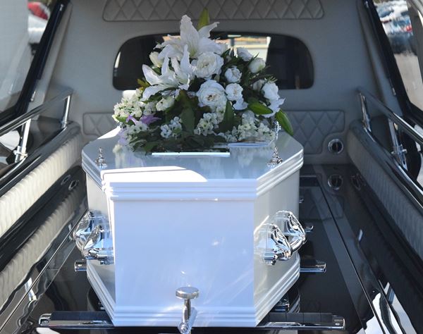 死亡宣告後に葬儀場で“生き返った”女性、2カ月後に死去