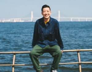 《『香水』大ヒットから5年》瑛人が逗子の「海の家」で働いていた！語った幸せな“二足のわらじ”生活「投げ銭で歌うこともあります」