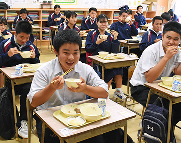 沖縄県産和牛「うまい」生徒に笑顔　「肉の日」給食にサイコロステーキ　うるま市与勝中