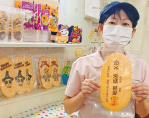 「命名せんべい」が人気！　ネットショップ開設、県外からも注文　うるま市・オタマビスケット