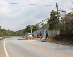 米軍北部訓練場ゲート前、通過の車を記録か「人権侵害の可能性」