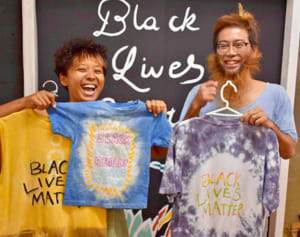 「多様なルーツ認める参考書に」　BLMの啓発冊子発行に向けて資金造成　Tシャツ販売