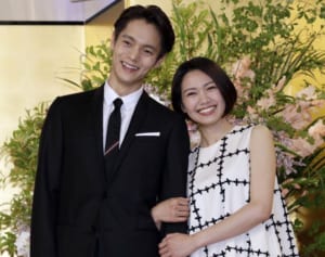 窪田正孝『エール』好調にあった“2人の妻”との円満ヨガ