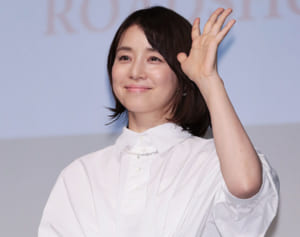 石田ゆり子、大竹しのぶほか会見ではロング丈ドレスが流行