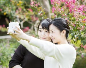 眞子さま29歳に　佳子さまとの「2ショットチェキ写真」を公開！