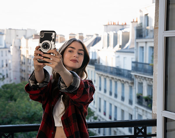 Netflix『エミリー、パリへ行く』で楽しむキュートな転勤奮闘記