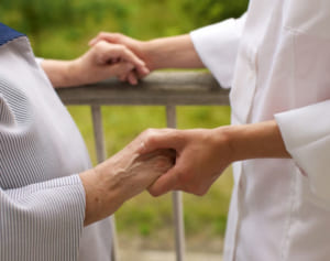 ベランダづたいにお相手の部屋へ…高齢者施設での赤裸々恋愛