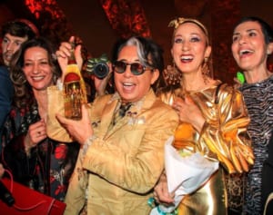 高田賢三さん「エーゲ海に散骨を」きょうだい会議で追悼計画