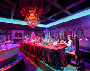 ディズニー新エリア『美女と野獣』をマニア芸人が徹底レポート